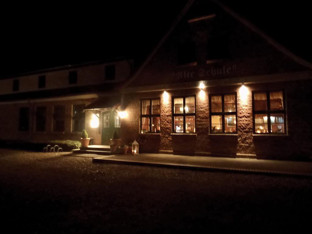 Pension & Restaurant "Alte Schule" Kluis Εξωτερικό φωτογραφία