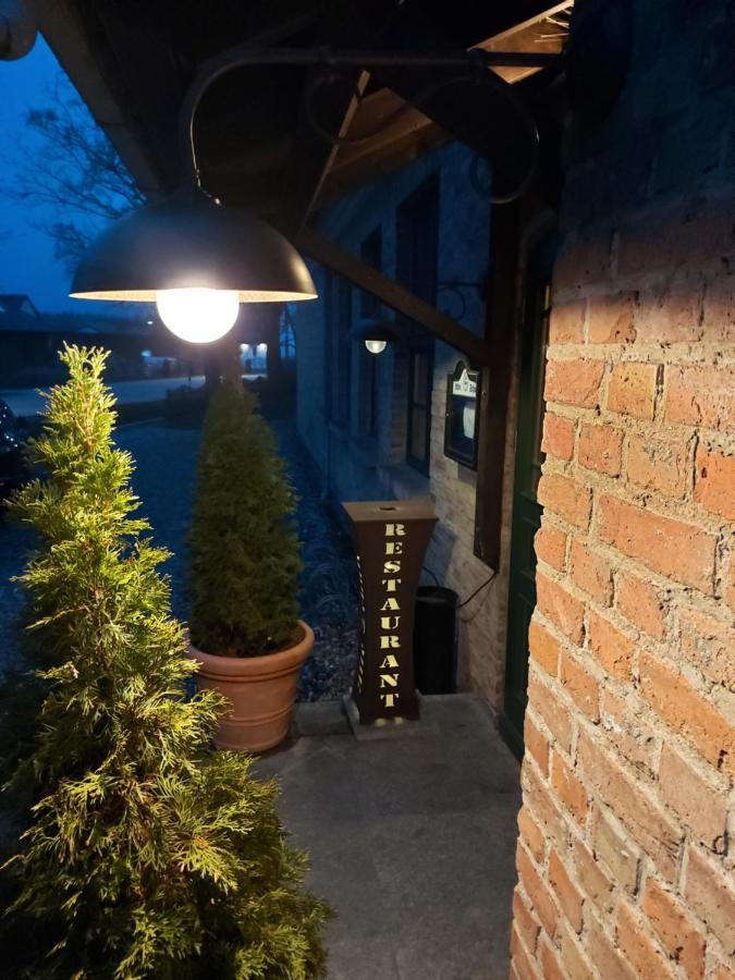 Pension & Restaurant "Alte Schule" Kluis Εξωτερικό φωτογραφία
