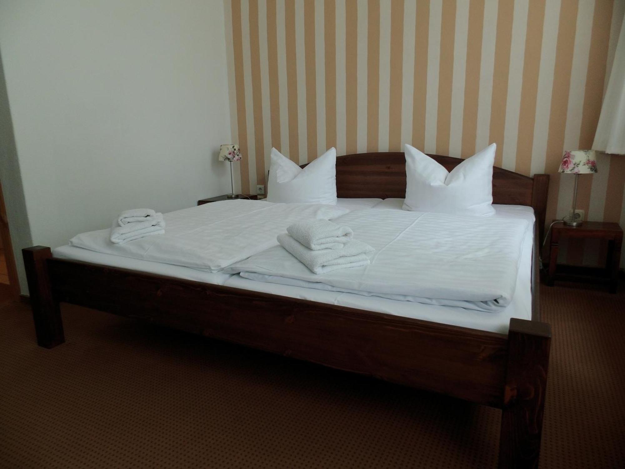 Pension & Restaurant "Alte Schule" Kluis Δωμάτιο φωτογραφία