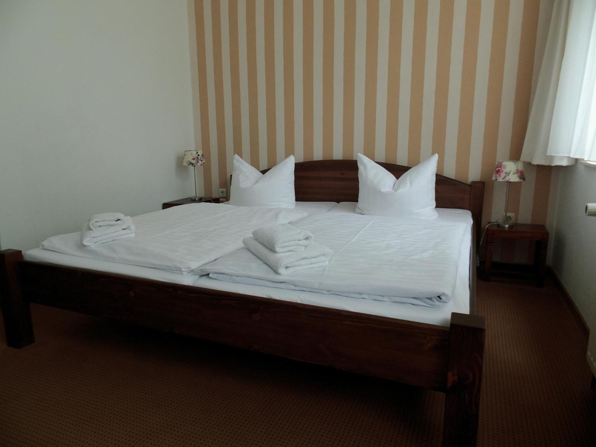Pension & Restaurant "Alte Schule" Kluis Δωμάτιο φωτογραφία