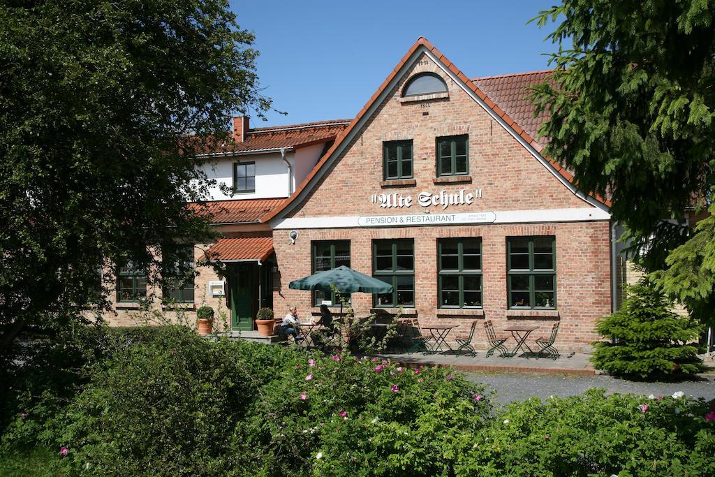 Pension & Restaurant "Alte Schule" Kluis Εξωτερικό φωτογραφία