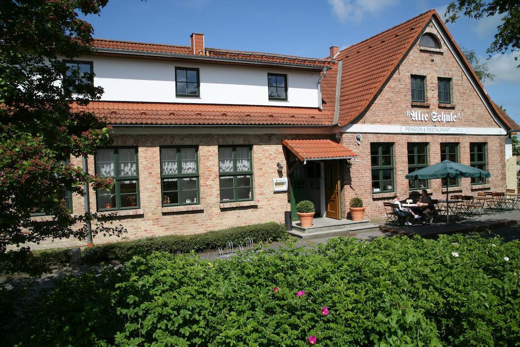 Pension & Restaurant "Alte Schule" Kluis Εξωτερικό φωτογραφία